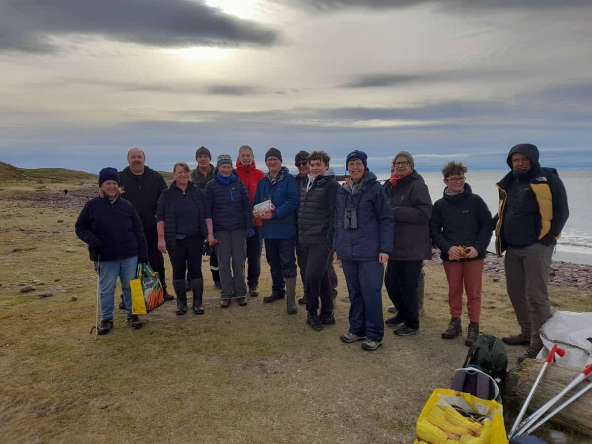 Stoer Beach clean voulunteers